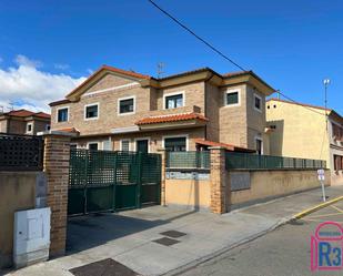 Vista exterior de Casa adosada en venda en Onzonilla amb Calefacció