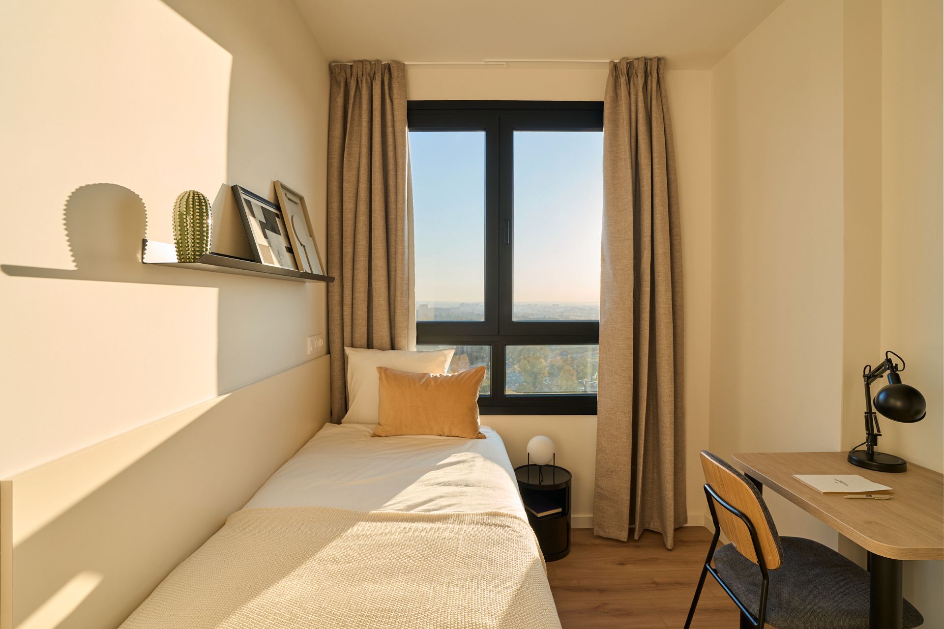 Dormitori de Apartament de lloguer en  Madrid Capital amb Aire condicionat, Calefacció i Jardí privat