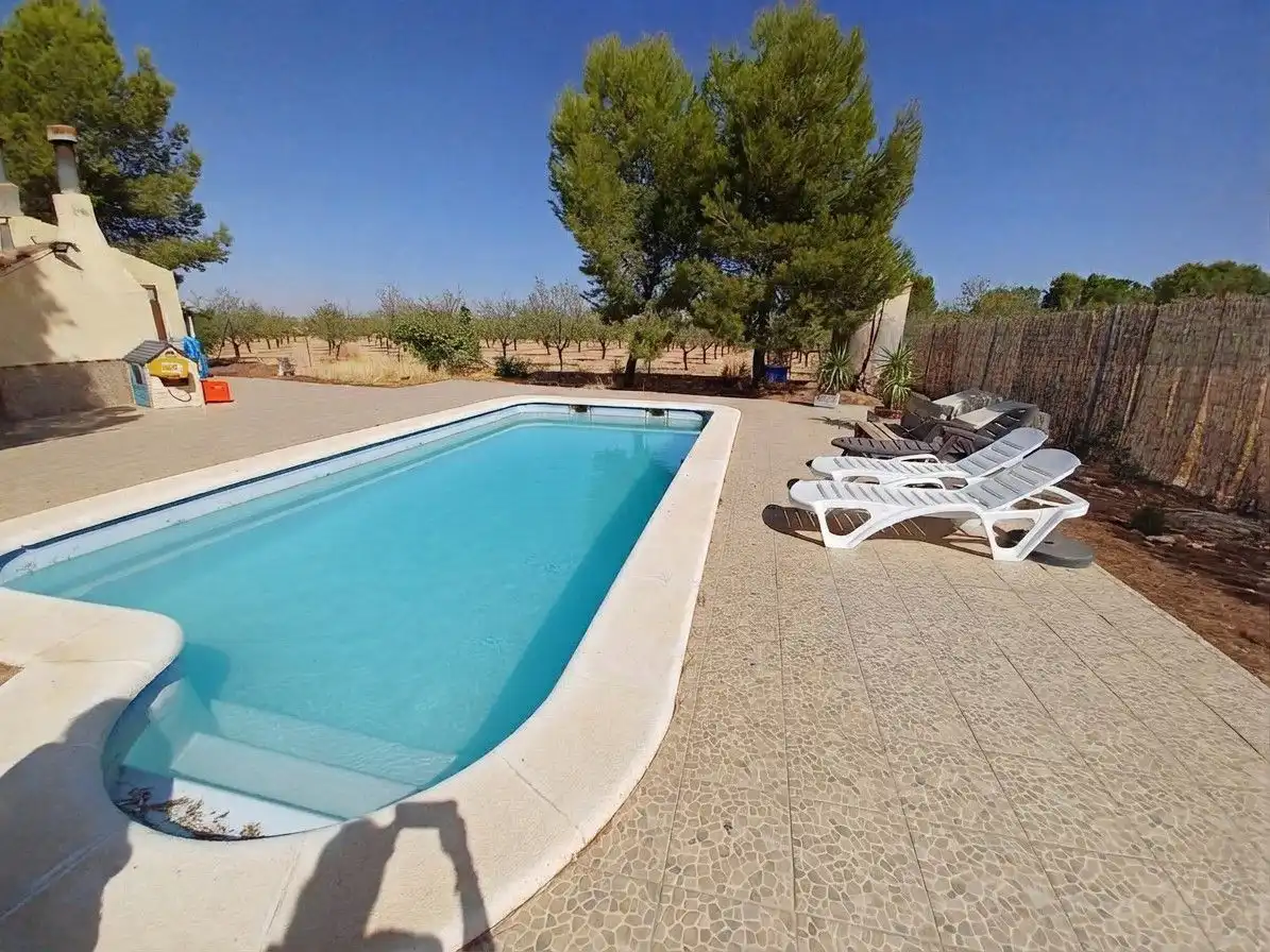 Detached house with pool for sale in La Roda