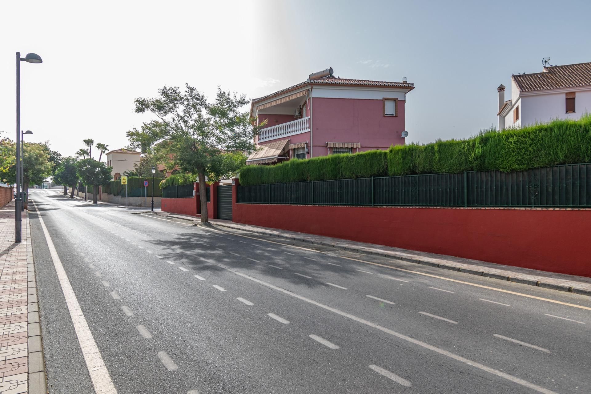 Vista exterior de Casa o xalet en venda en Cúllar Vega amb Aire condicionat, Calefacció i Jardí privat