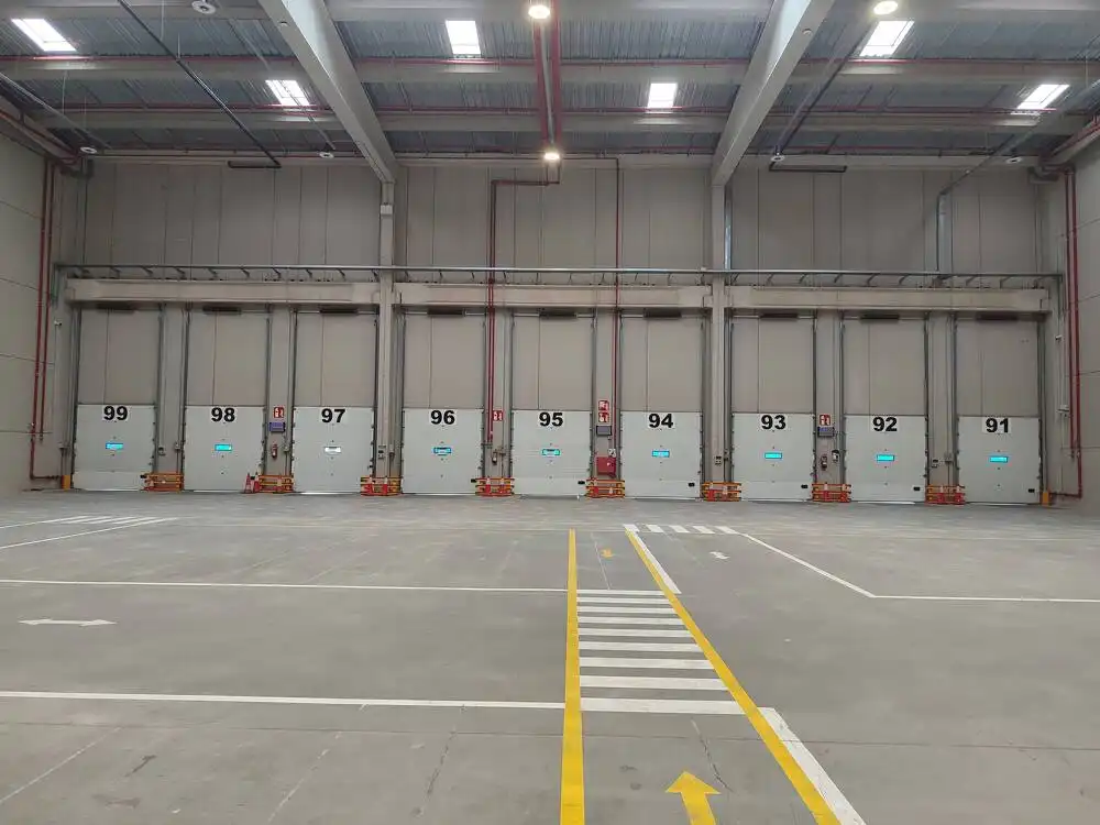 Parkplatz von Fabrikhallen zur Miete in Camarma de Esteruelas