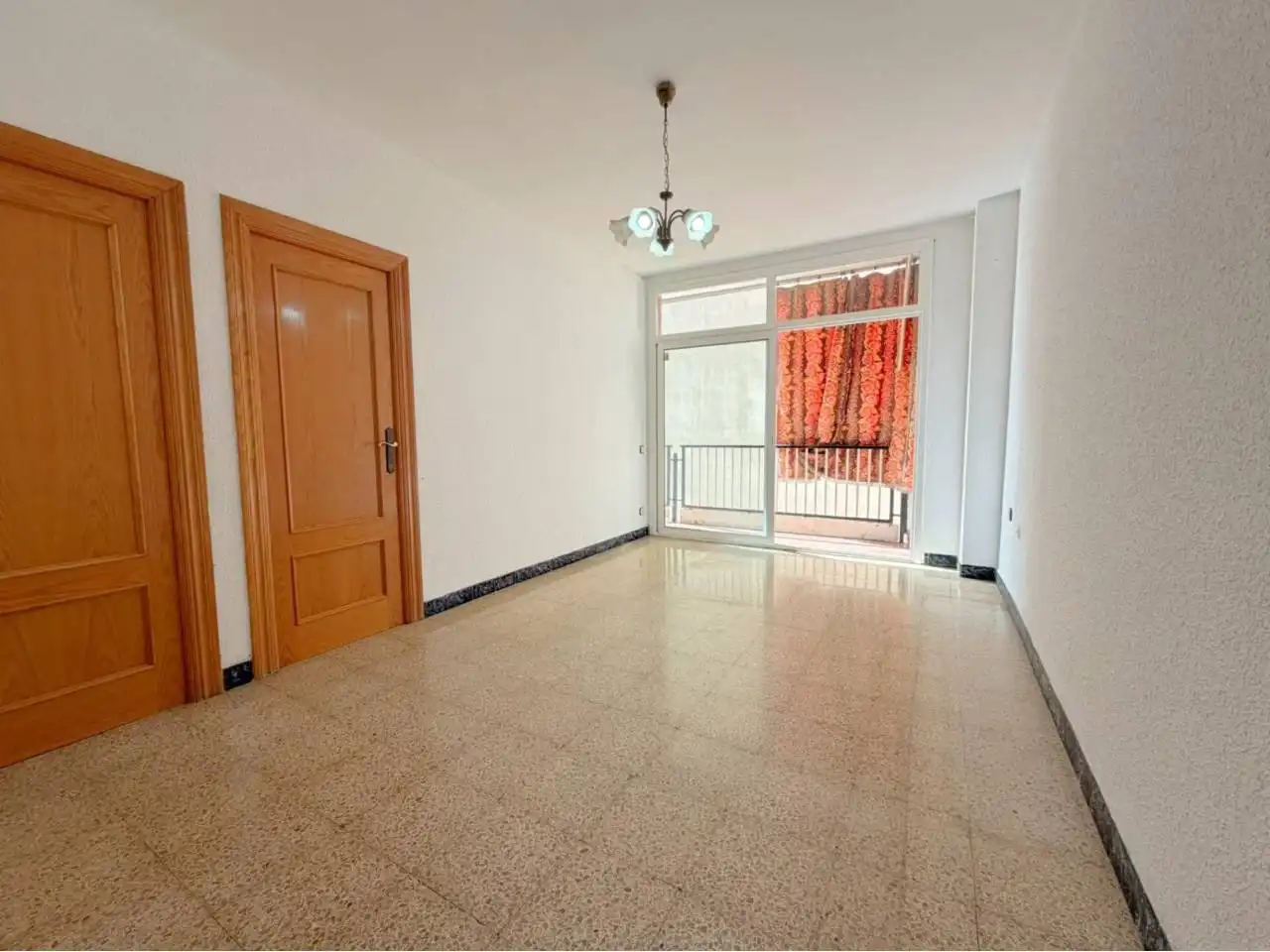 Vista exterior de Piso en venta en L'Hospitalet de Llobregat con Balcón