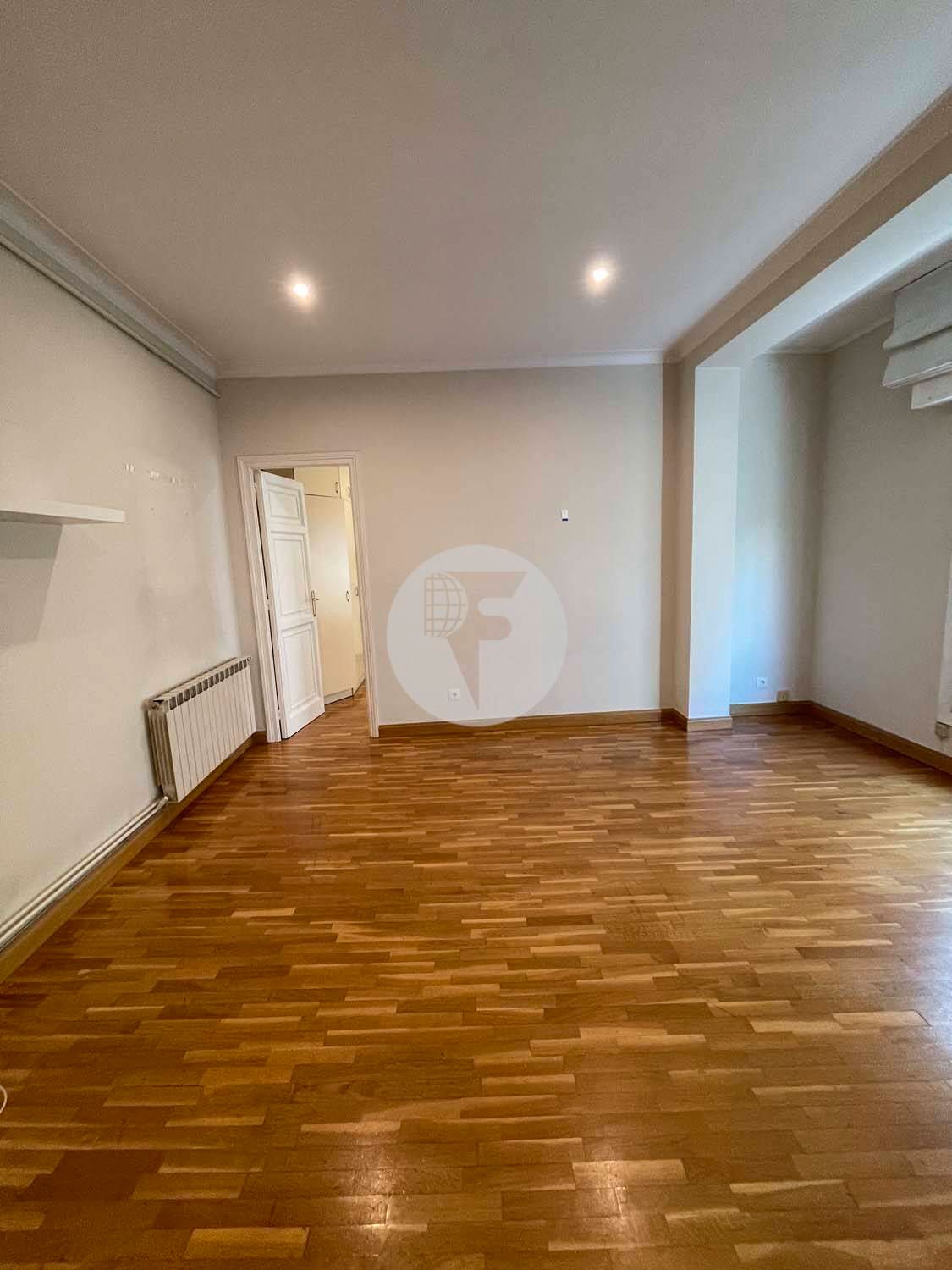 Dormitori de Pis de lloguer en Badalona amb Aire condicionat i Calefacció