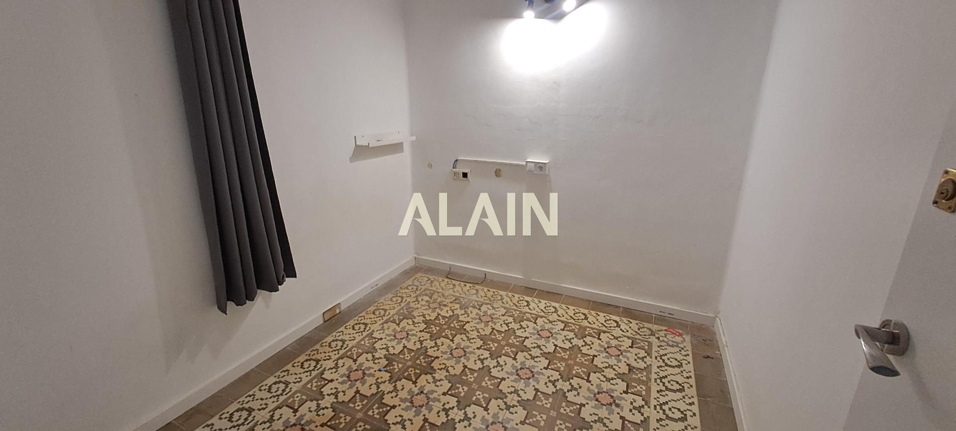 Flat for sale in  Valencia Capital  with Air Conditioner, Storage room and Balcony