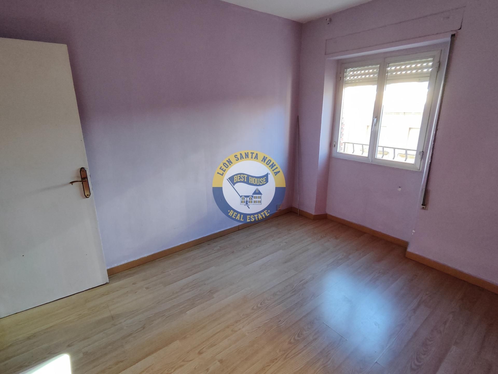 Habitación de Piso en venta en León Capital  con Calefacción, Terraza y Trastero