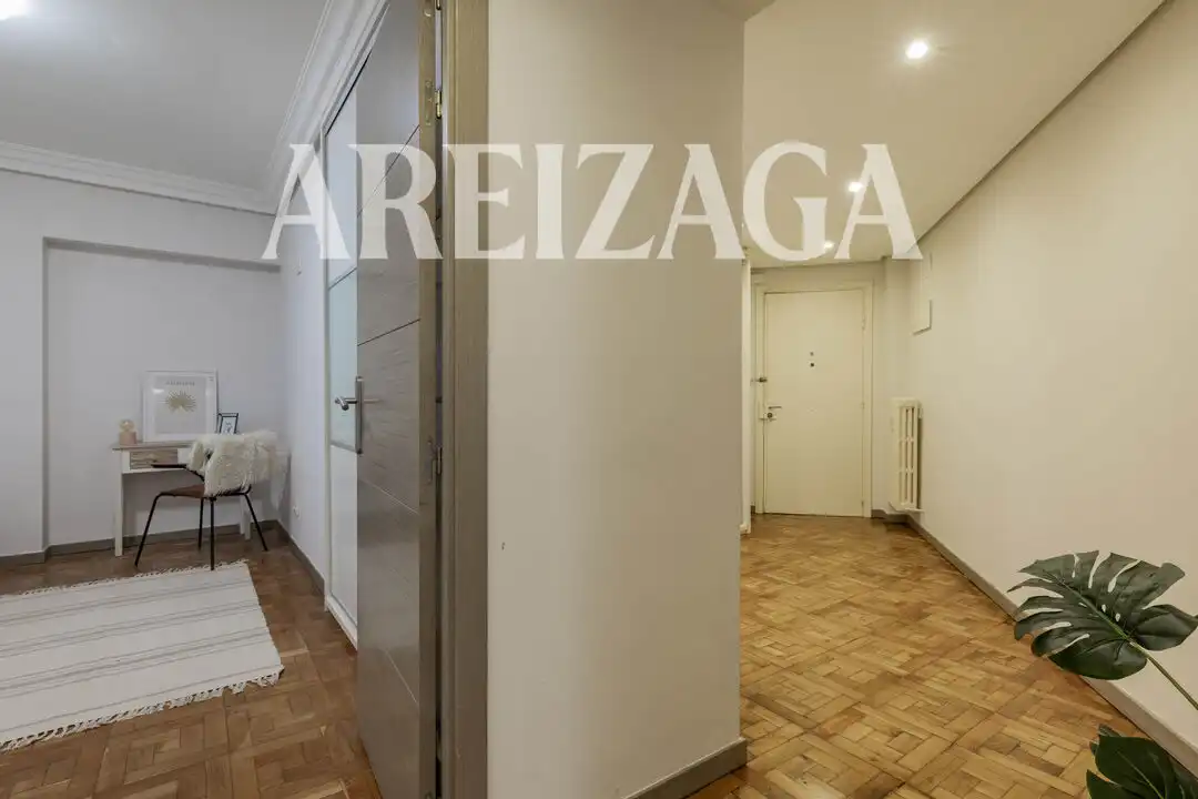 Habitación de Piso en venta en Donostia - San Sebastián  con Calefacción, Terraza y Balcón