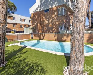 Piscina de Casa adosada en venda en Gavà