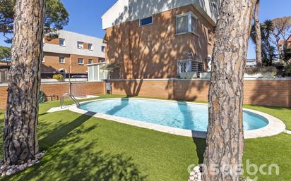 Piscina de Casa adosada en venda en Gavà