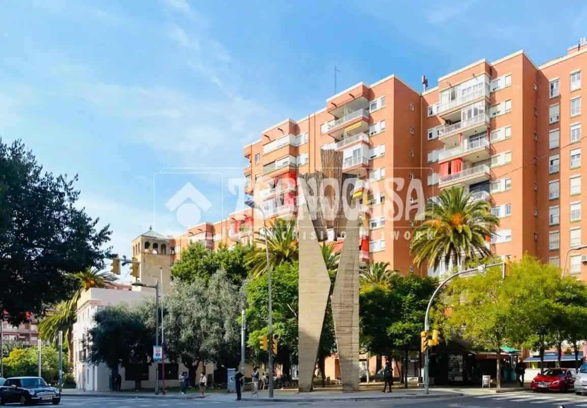 Vista exterior de Piso en venta en L'Hospitalet de Llobregat con Balcón