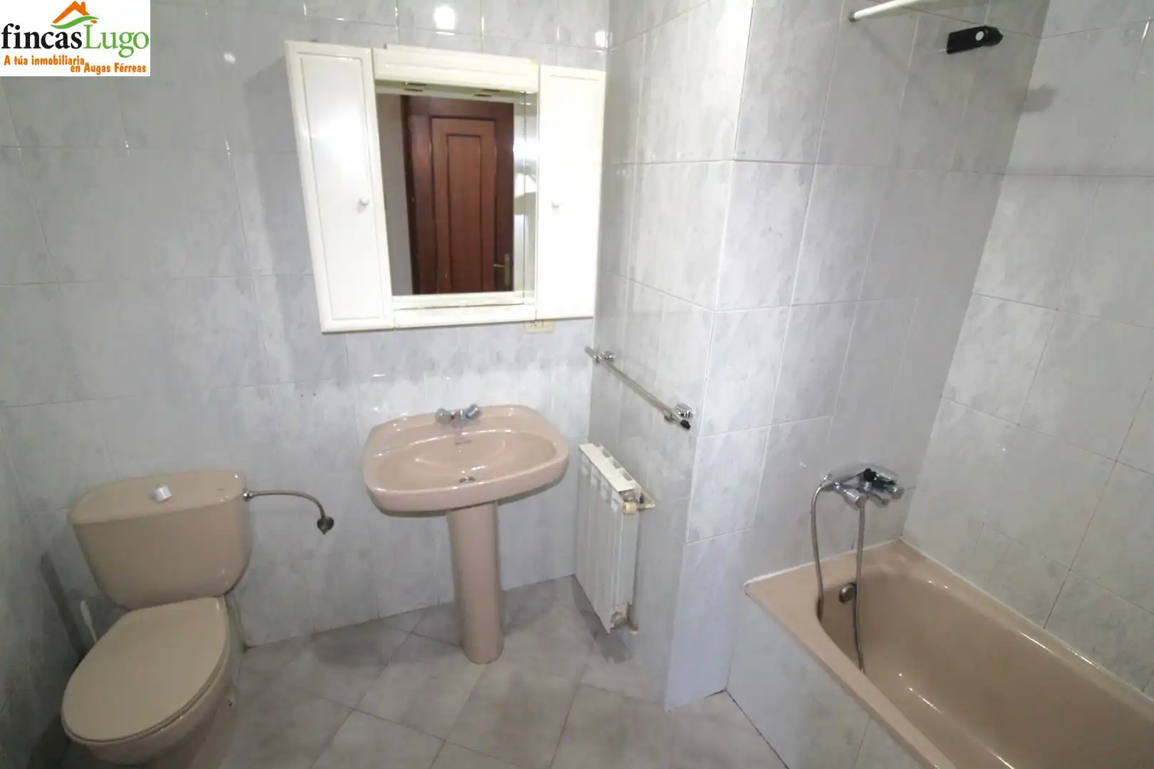 Baño de Piso en venta en Lugo con Calefacción y Trastero