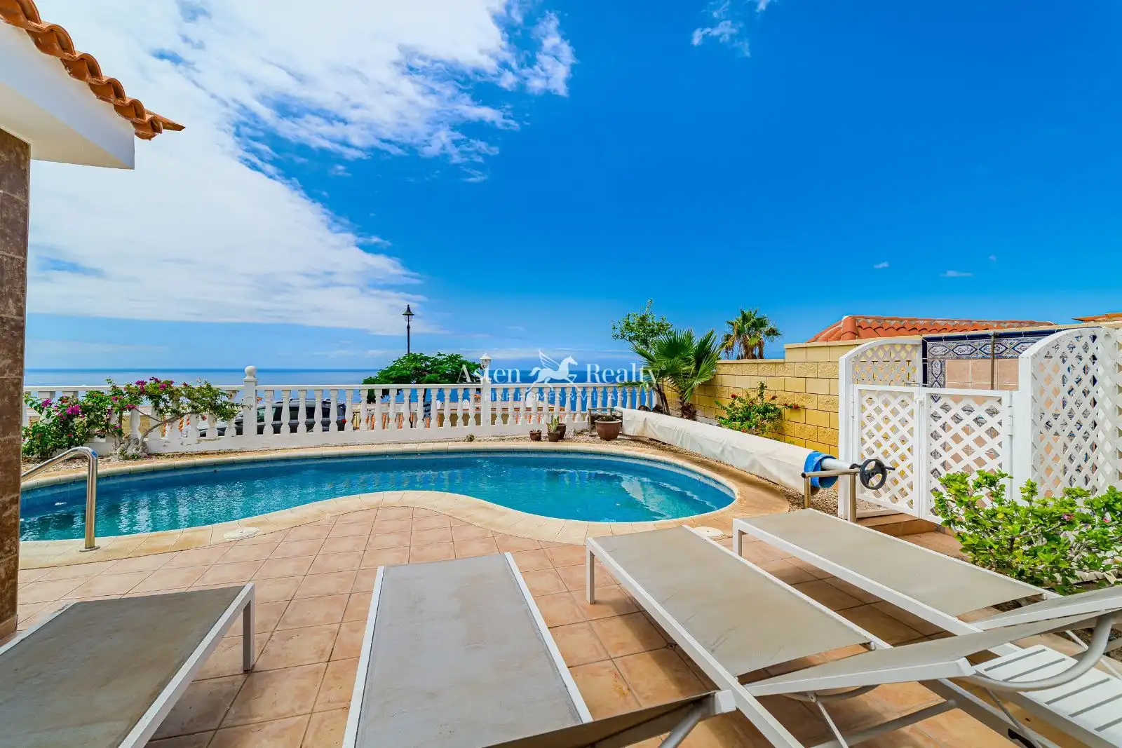 Vista exterior de Casa o chalet en venta en Santiago del Teide con Terraza, Piscina y Amueblado