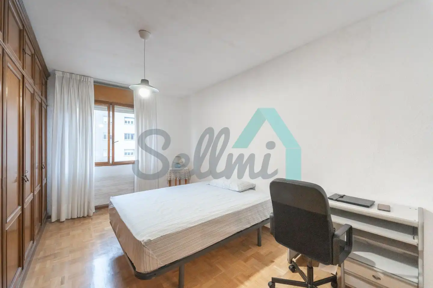 Bedroom of Flat for share in Oviedo   with Heating, Parquet flooring and Furnished