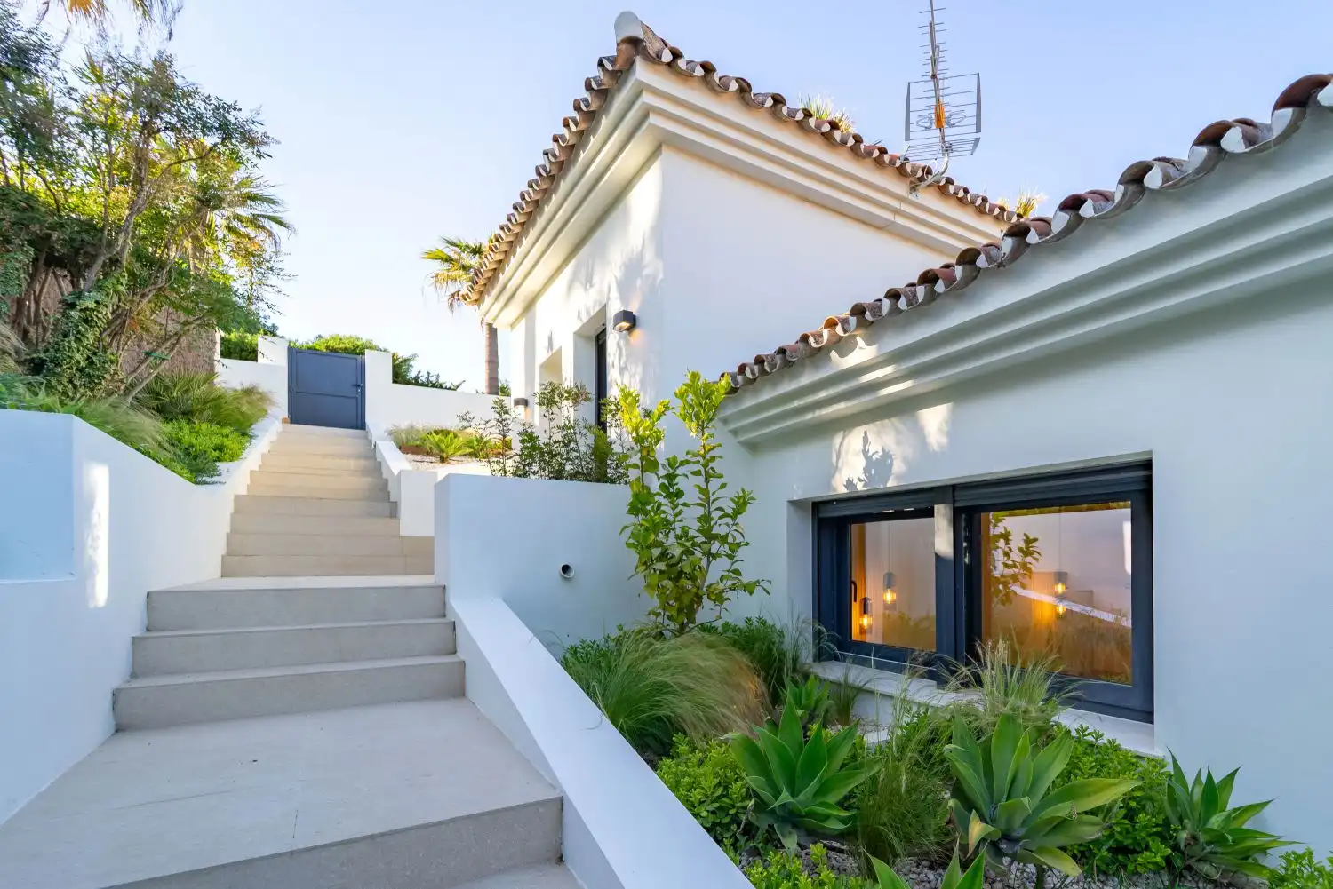Vista exterior de Casa o chalet en venta en Sotogrande con Aire acondicionado, Calefacción y Jardín privado