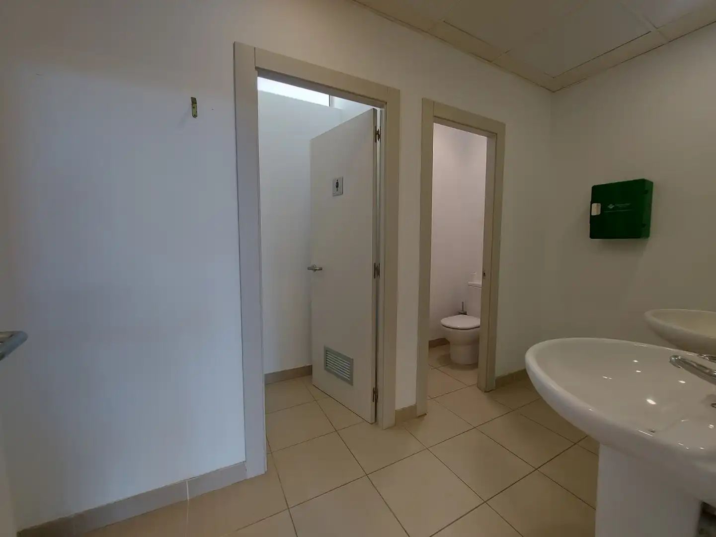 Baño de Local en venta en  Logroño con Aire acondicionado