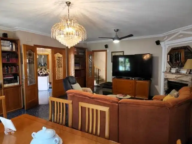 Sala d'estar de Casa adosada en venda en Alaquàs amb Aire condicionat, Terrassa i Traster