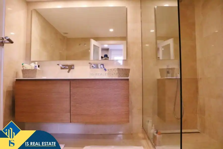 Bany de Casa o xalet en venda en Alicante / Alacant amb Terrassa, Moblat i Piscina comunitària