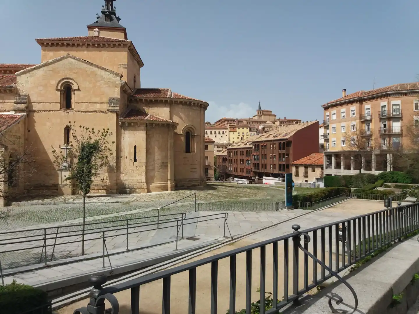 Vista exterior de Dúplex en venta en Segovia con Calefacción, Terraza y Balcón