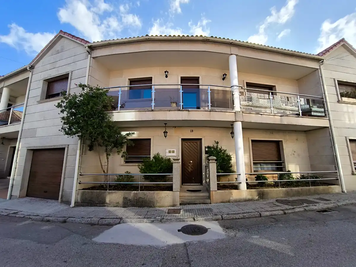 Terraced house with terrace for sale in Sobrán