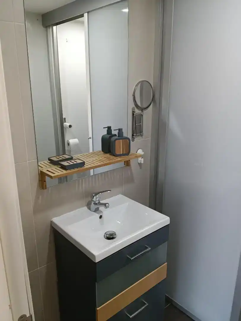 Bany de Loft per a compartir en Leganés amb Aire condicionat, Traster i Moblat