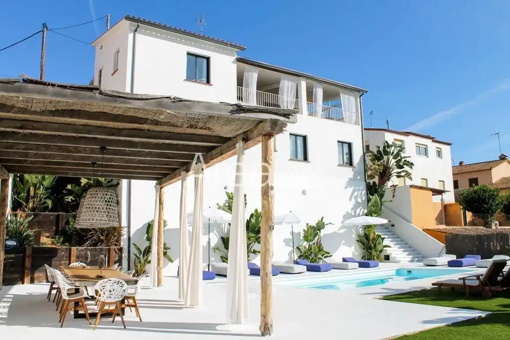 Villa avec piscine à vendre à Avenida CATALUNYA 111