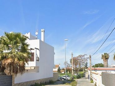 Semi-detached house with balcony for sale in Calle Playa de Sancti Petri 168