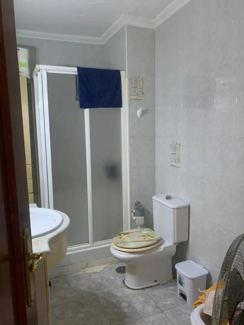 Bathroom of Flat for sale in Sevilla  with Air Conditioner and Furnished