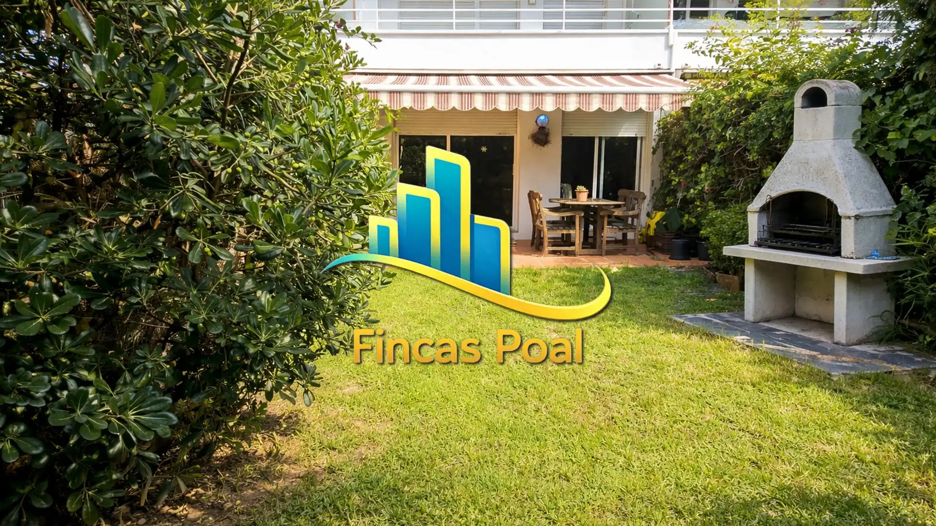 Schwimmbecken von Einfamilien-Reihenhaus zum Verkauf in Castelldefels mit Klimaanlage, Heizung und Privatgarten