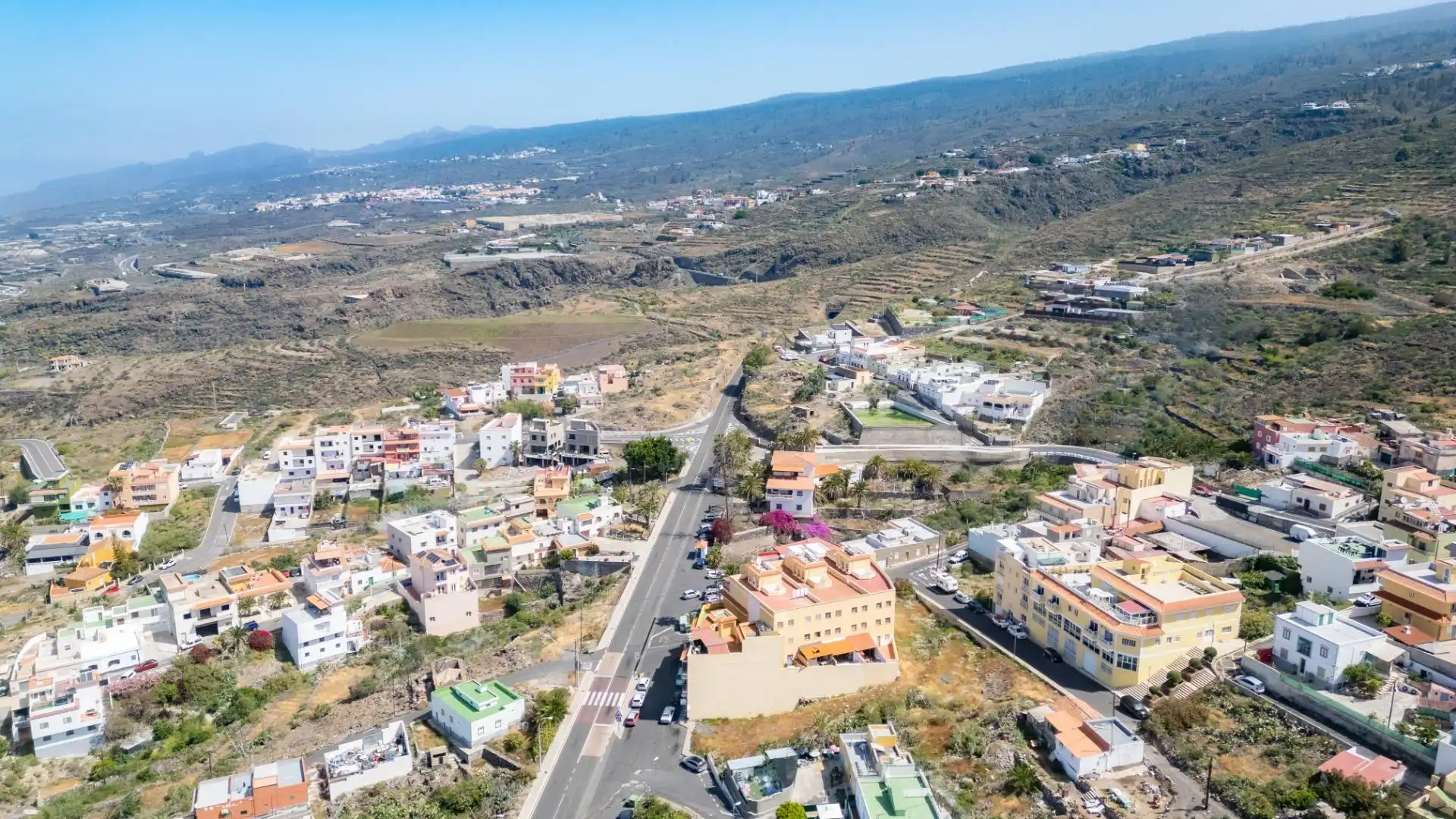 Vista exterior de Casa adosada en venta en Guía de Isora con Jardín privado y Terraza