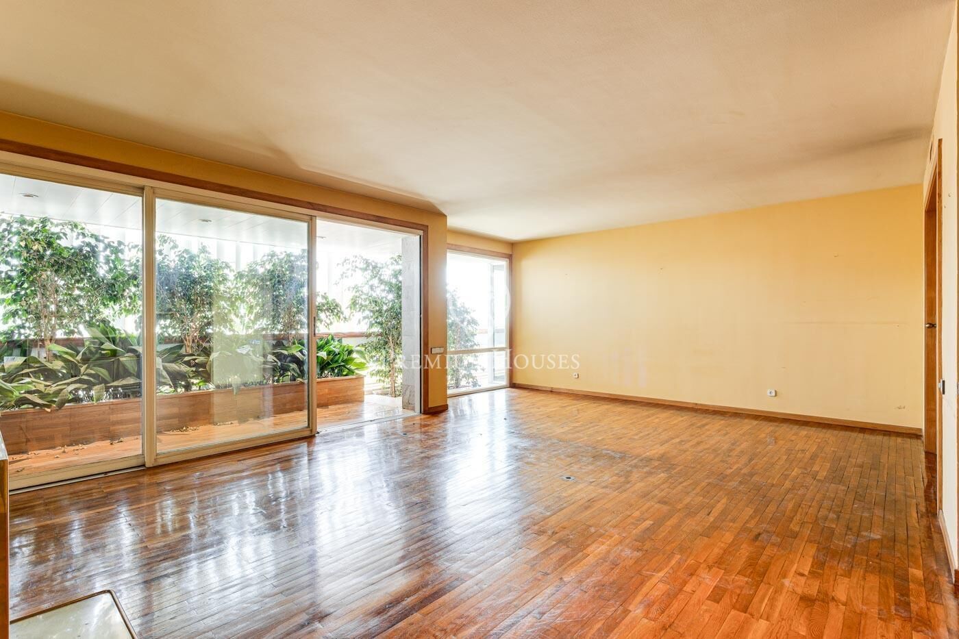 Sala d'estar de Pis en venda en  Barcelona Capital amb Aire condicionat, Jardí privat i Terrassa