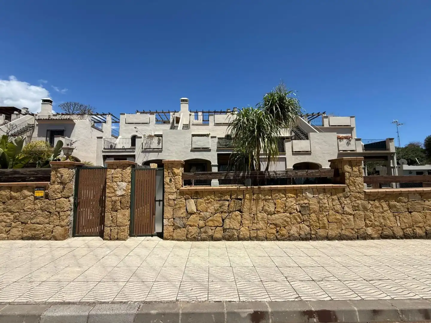 Vista exterior de Casa o xalet en venda en Marbella amb Calefacció, Jardí privat i Terrassa