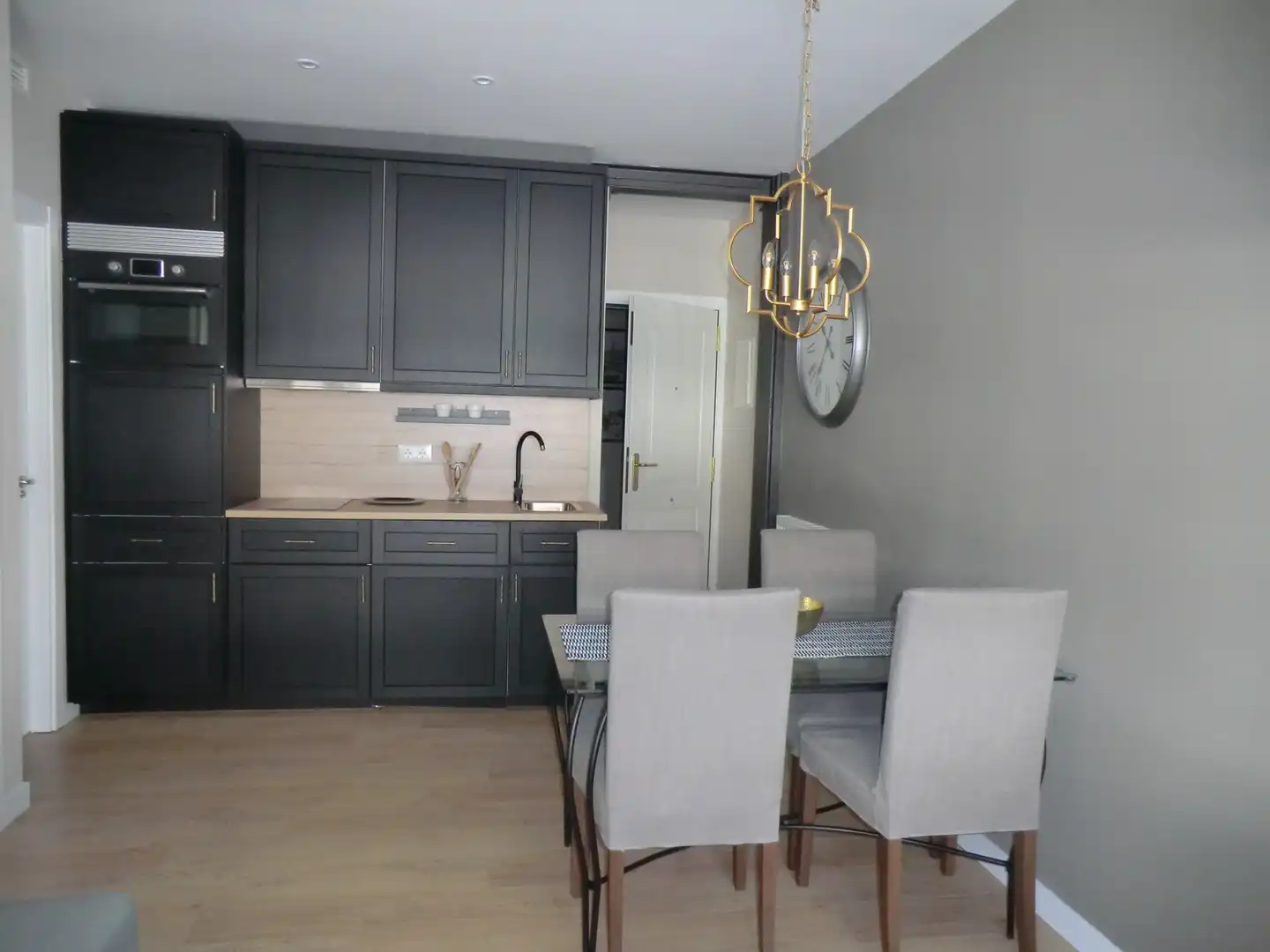 Cuina de Apartament de lloguer en Madrid amb Aire condicionat, Calefacció i Moblat