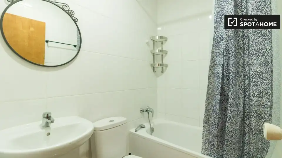 Baño de Piso para compartir en Barcelona con Aire acondicionado, Calefacción y Amueblado