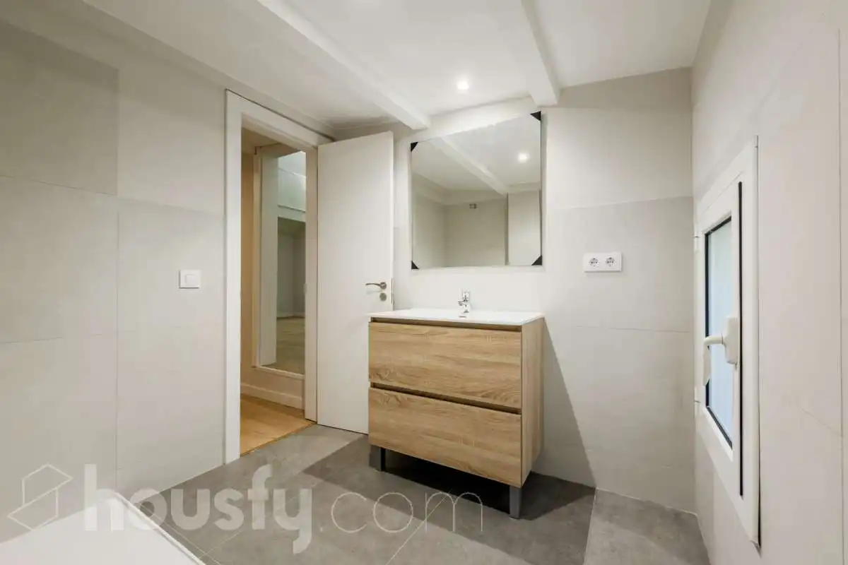 Baño de Planta baja en venta en Barcelona con Parquet