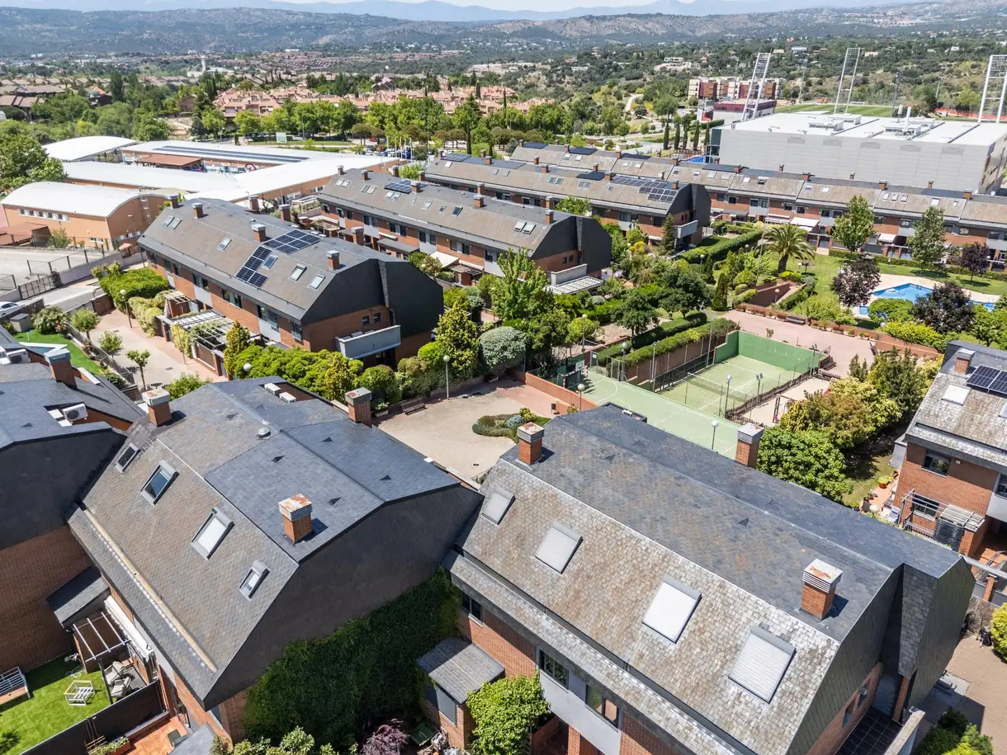 Vista exterior de Casa adosada en venda en Las Rozas de Madrid amb Aire condicionat, Calefacció i Jardí privat