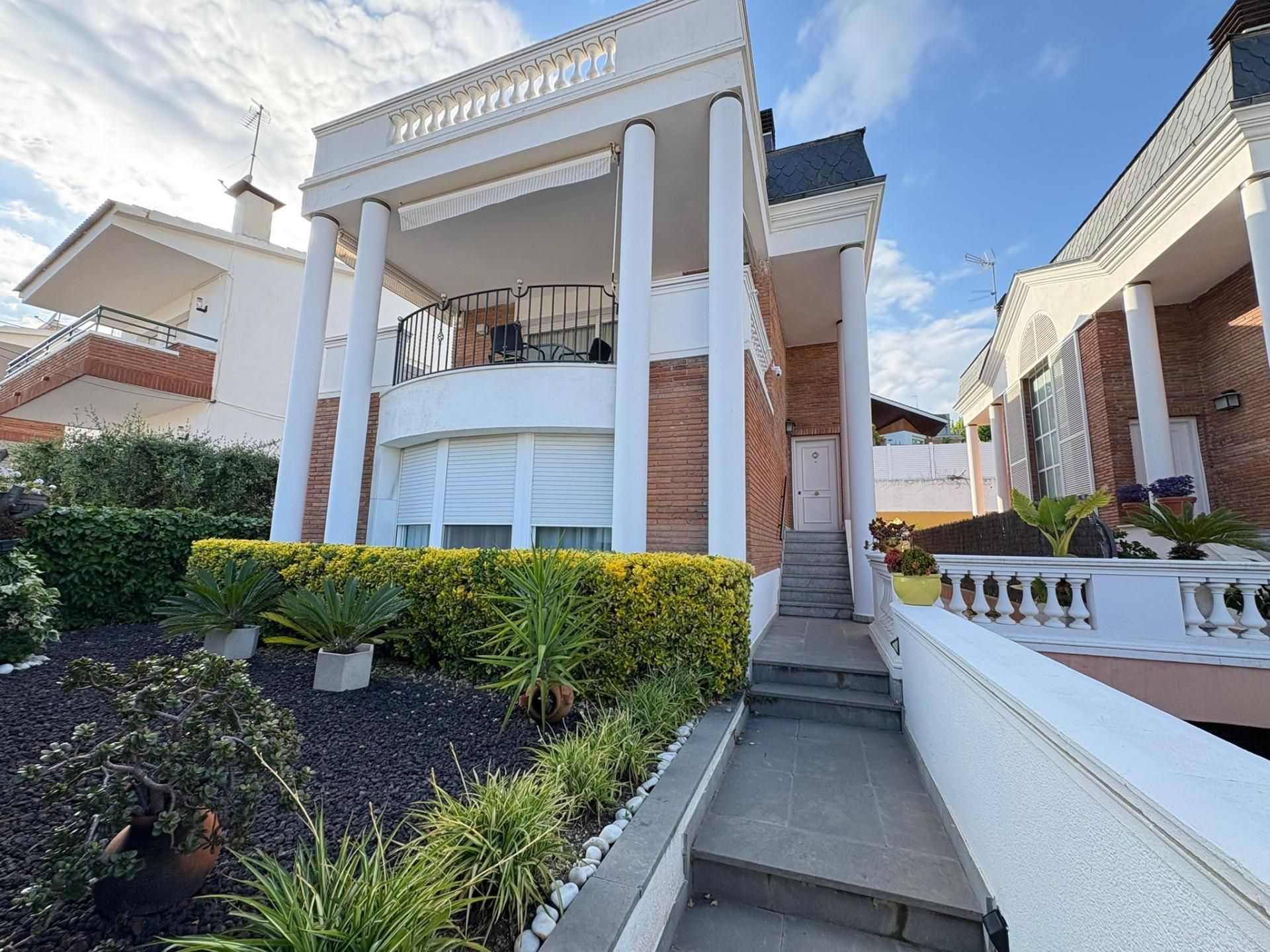 Exterior view of House or chalet for sale in El Masnou  with Air Conditioner, Heating and Private garden