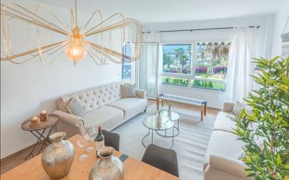 Sala d'estar de Pis de lloguer en Marbella amb Aire condicionat i Balcó