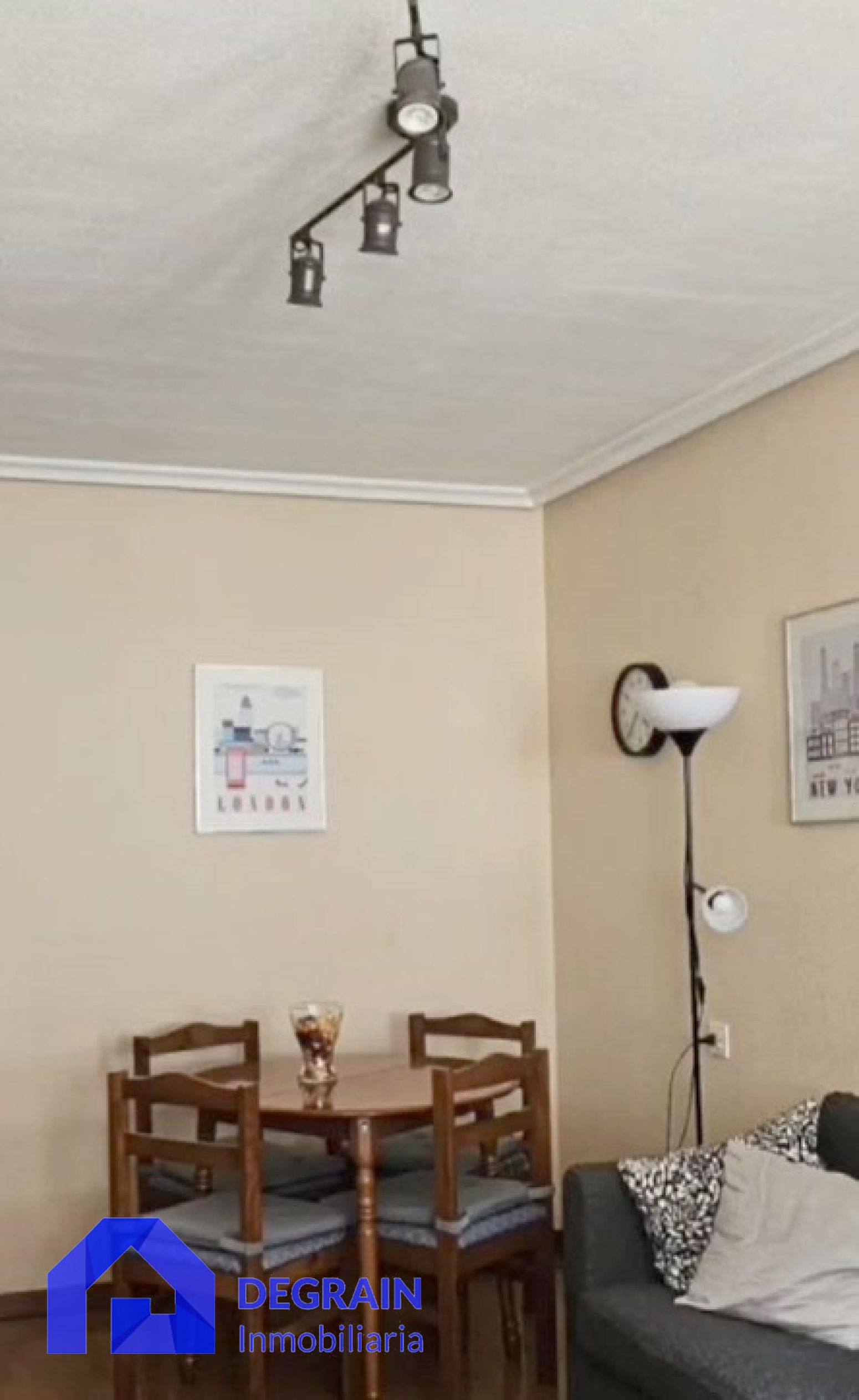 Dormitori de Pis de lloguer en Oviedo  amb Calefacció, Parquet i Moblat