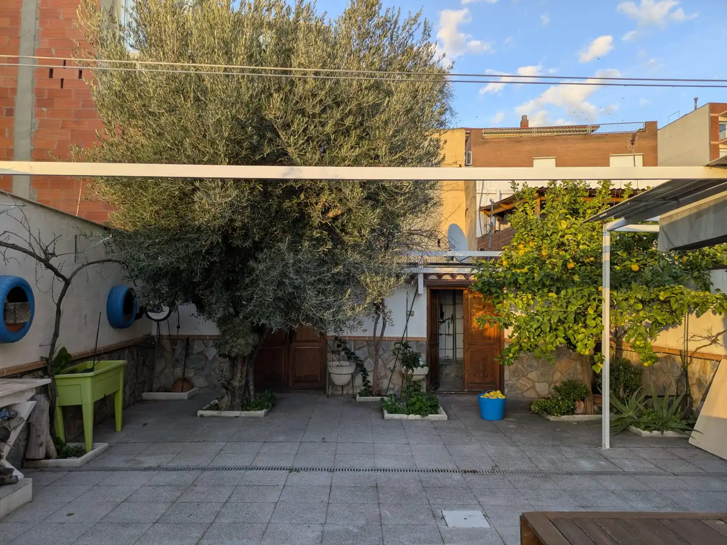 Außenansicht von Haus oder Chalet zum Verkauf in Santa Coloma de Gramenet mit Klimaanlage, Heizung und Terrasse