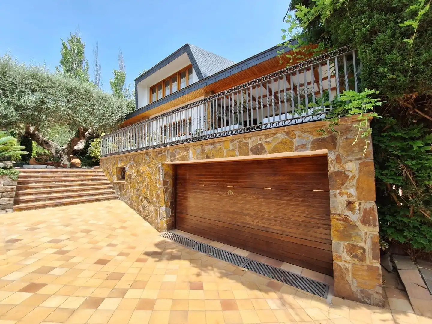 Vista exterior de Casa o xalet en venda en Castellar del Vallès amb Aire condicionat, Calefacció i Jardí privat
