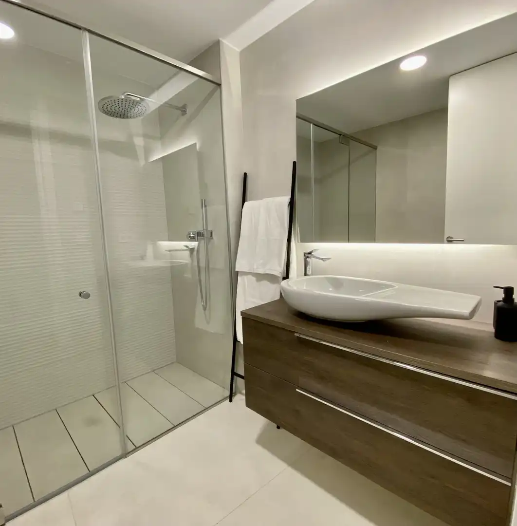 Baño de Planta baja de alquiler en Estepona con Calefacción, Jardín privado y Terraza