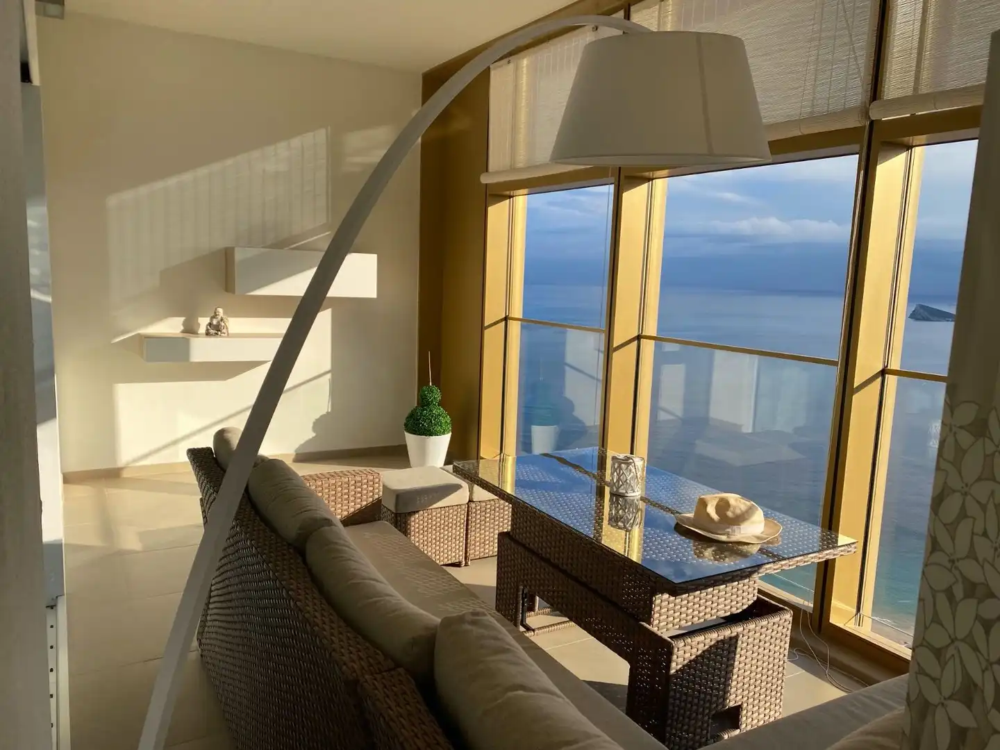 Sala de estar de Apartamento de alquiler en Benidorm con Aire acondicionado, Terraza y Amueblado