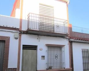 Vista exterior de Casa adosada en venda en Pilas amb Terrassa i Balcó