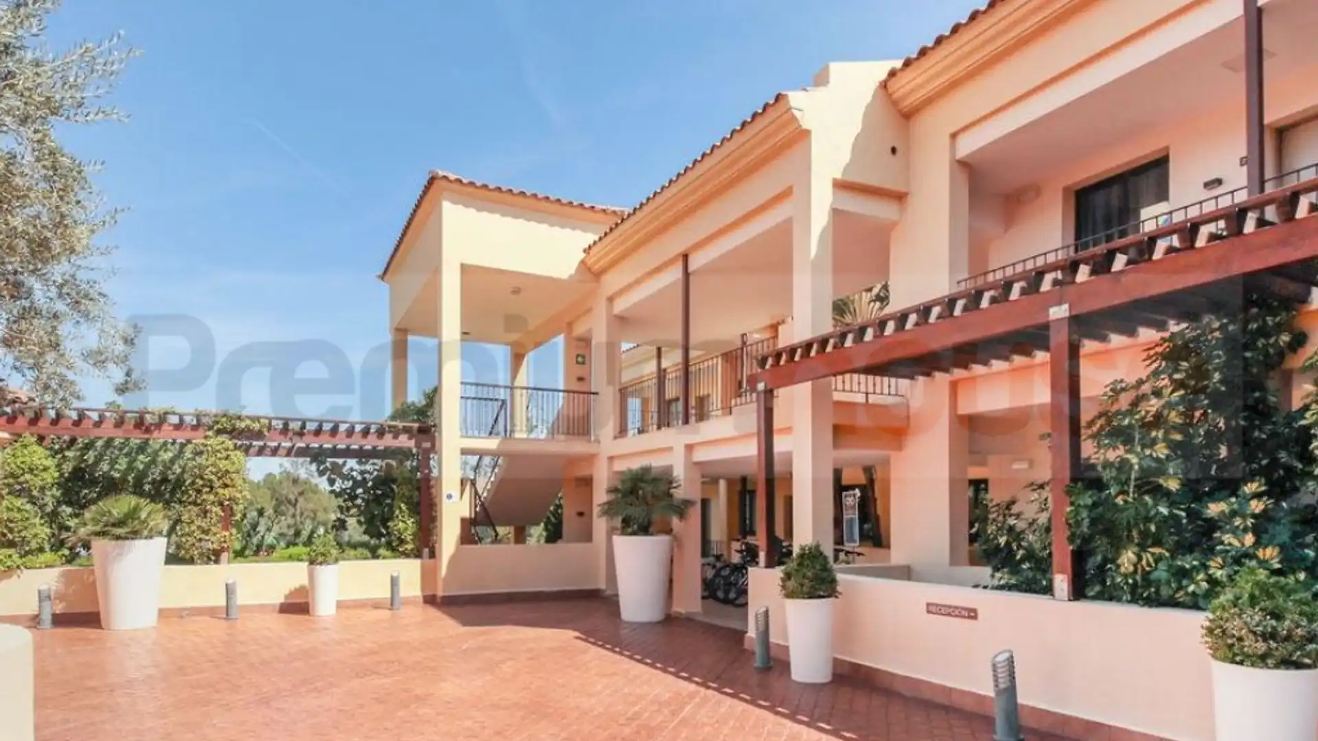 Vista exterior de Apartament en venda en Mont-roig del Camp amb Jardí privat i Piscina