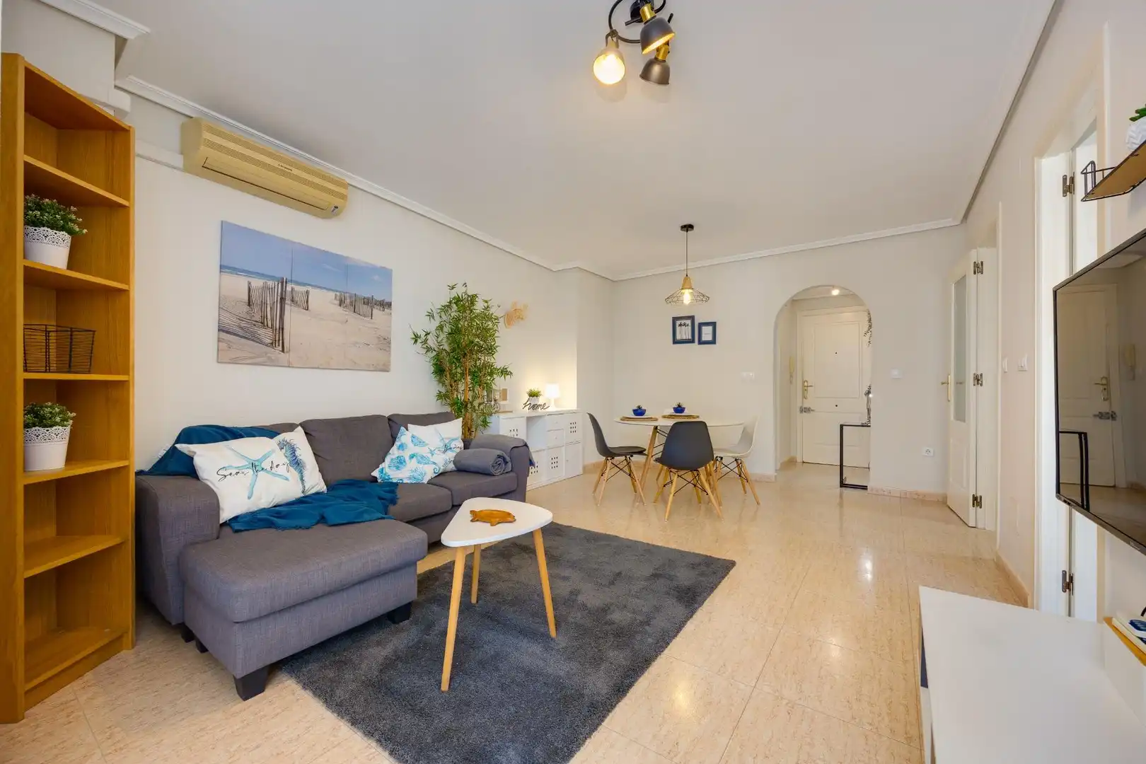 Sala d'estar de Apartament en venda en Torrevieja amb Aire condicionat, Terrassa i Moblat