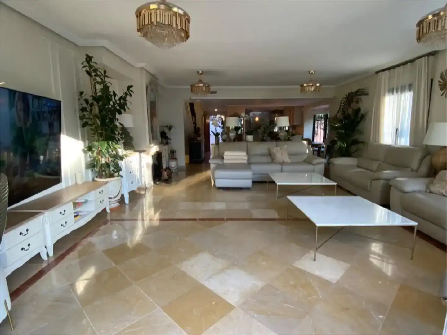 Sala d'estar de Casa adosada de lloguer en Marbella amb Aire condicionat, Piscina i Balcó