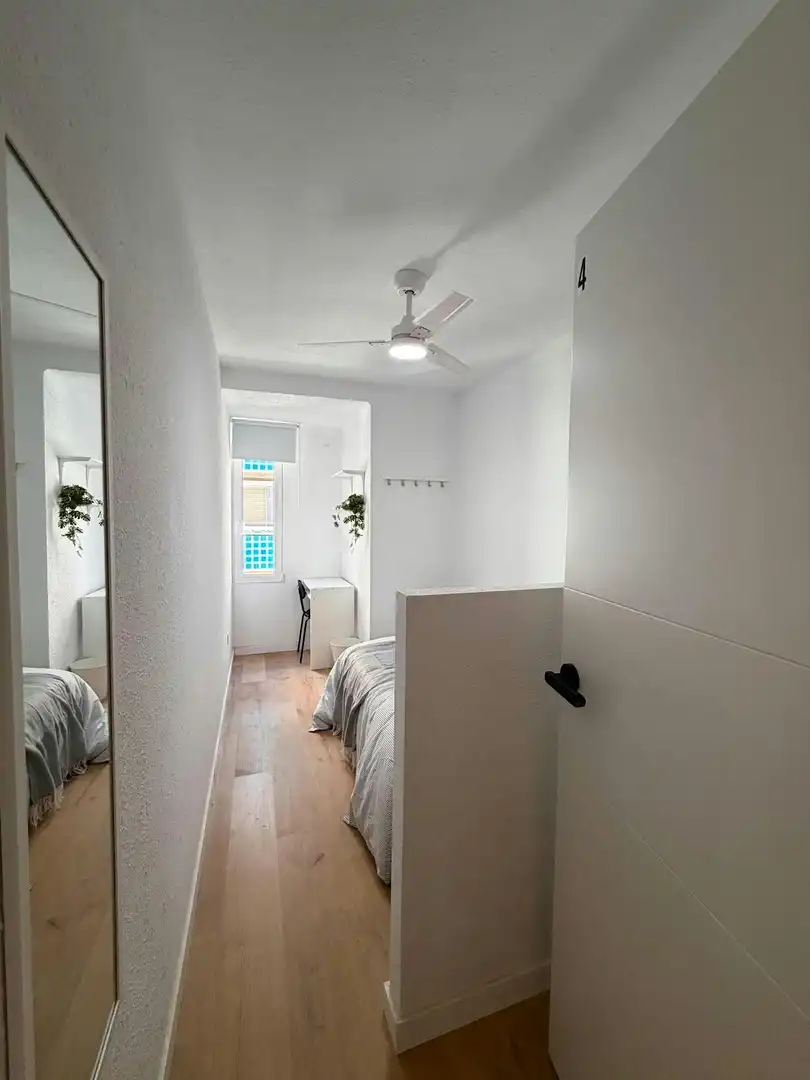 Bedroom of Flat for share in Alfafar  with Washing machine