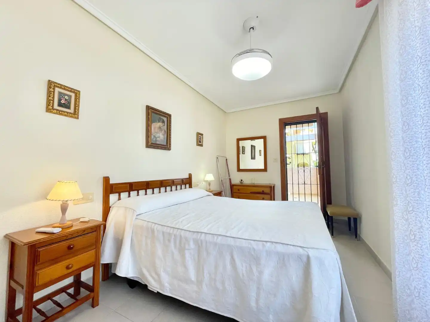 Schlafzimmer von Erdgeschoss zur Miete in Torrevieja mit Klimaanlage, Heizung und Terrasse