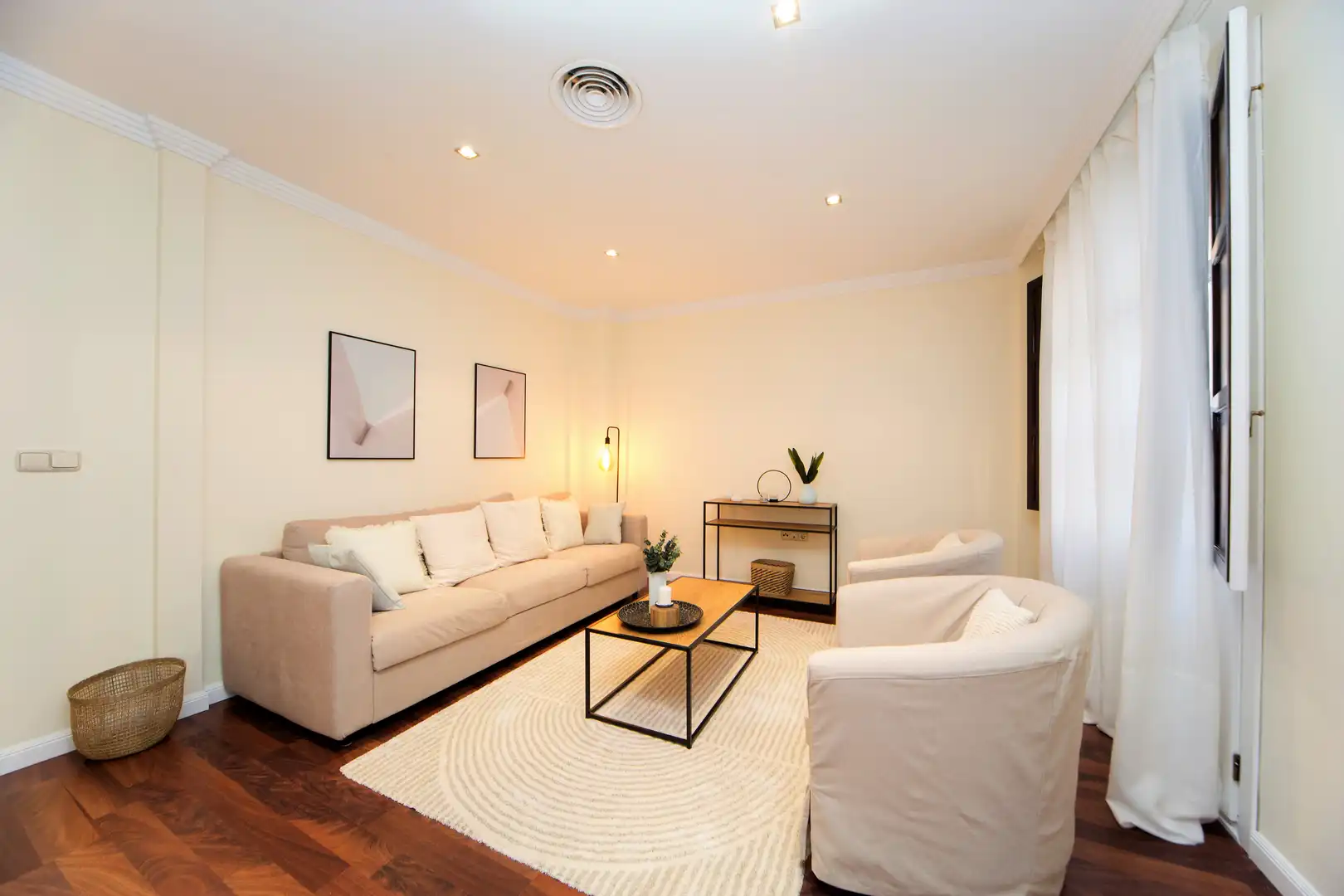 Living room of Flat for sale in Granada  with Air Conditioner, Heating and Parquet flooring