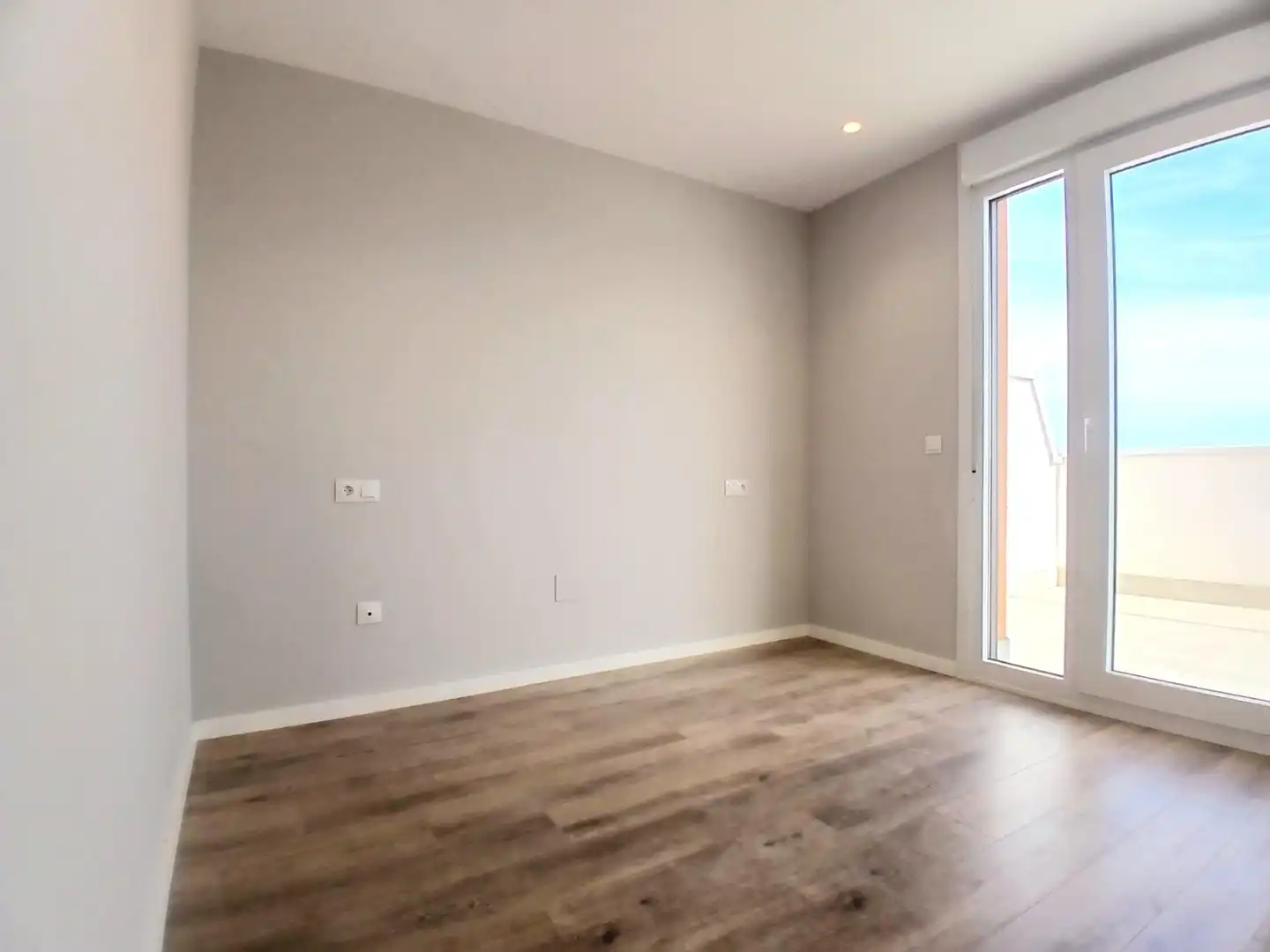 Schlafzimmer von Dachboden zur Miete in Oviedo  mit Heizung, Terrasse und Abstellraum