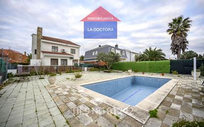 Swimming pool of House or chalet for sale in Casarrubios del Monte  with Air Conditioner, Heating and Private garden